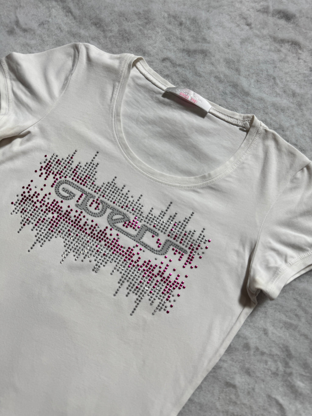 Guess Top mit Logo