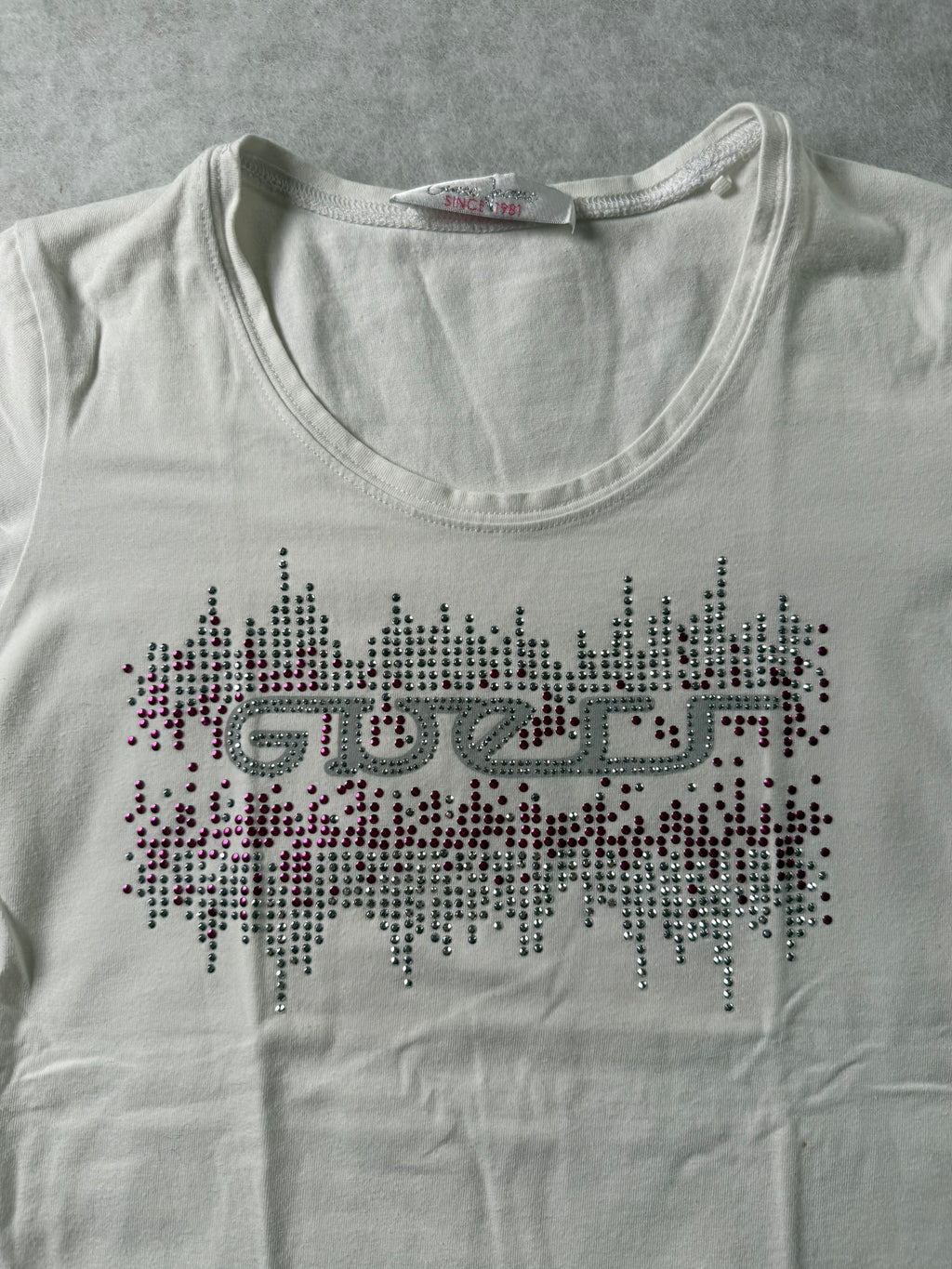 Guess Top mit Logo